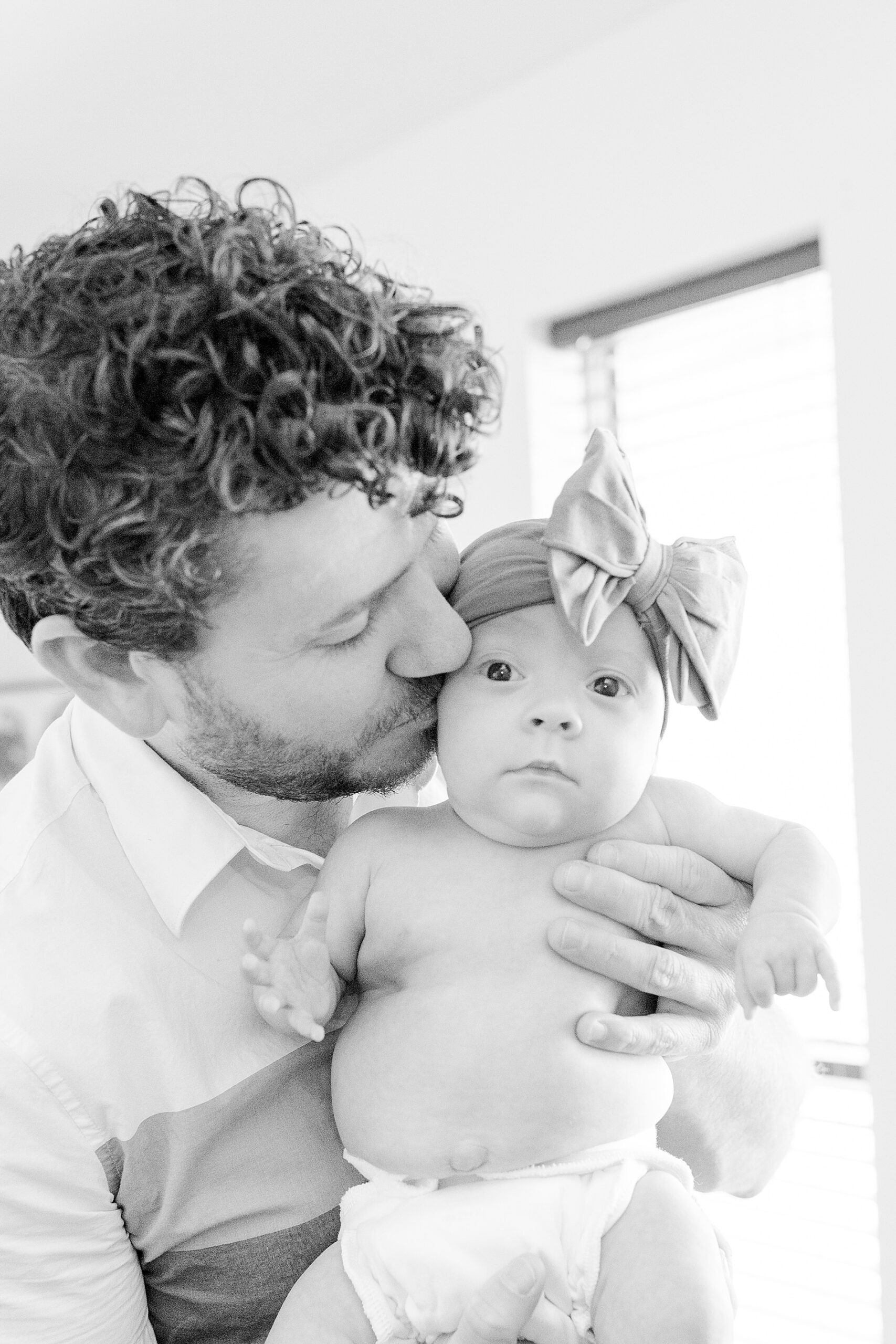 timeless photos of dad and newborn girl