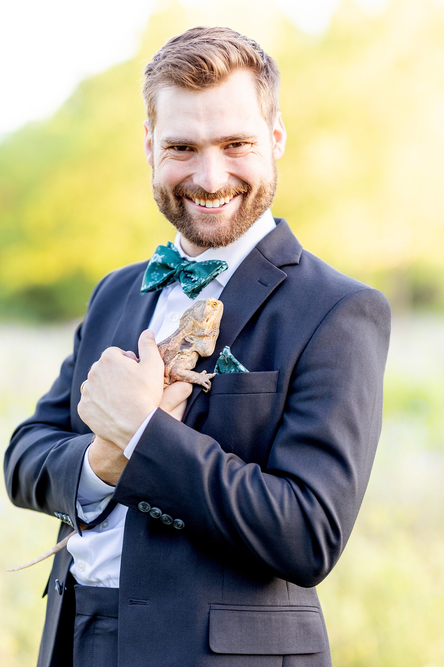 groom holds per lizard