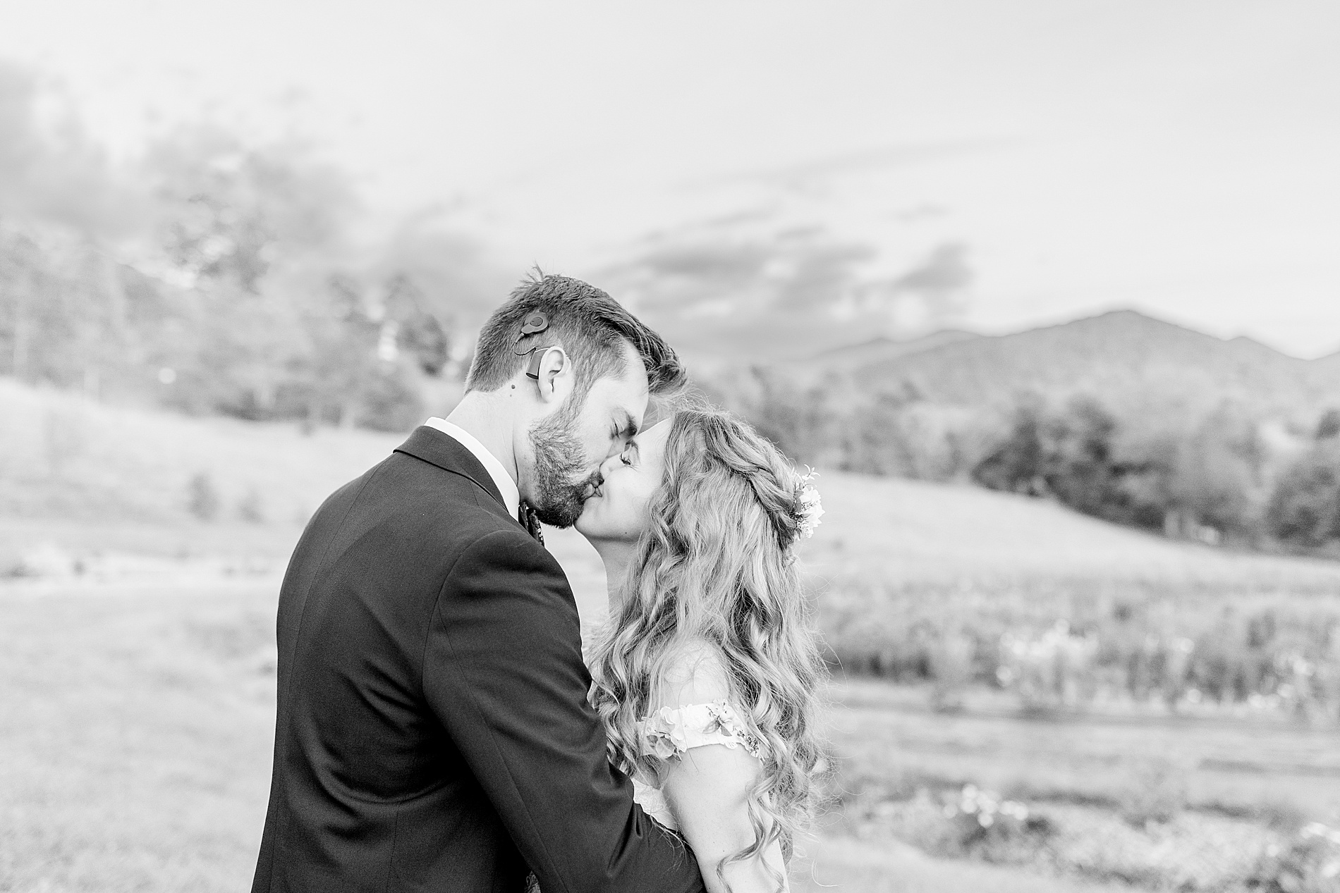 timeless wedding photos of couple kissing