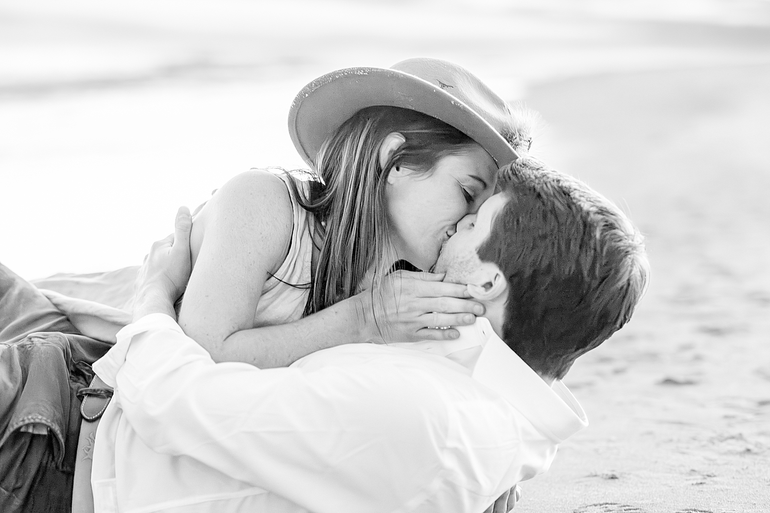 couple kiss on the beach