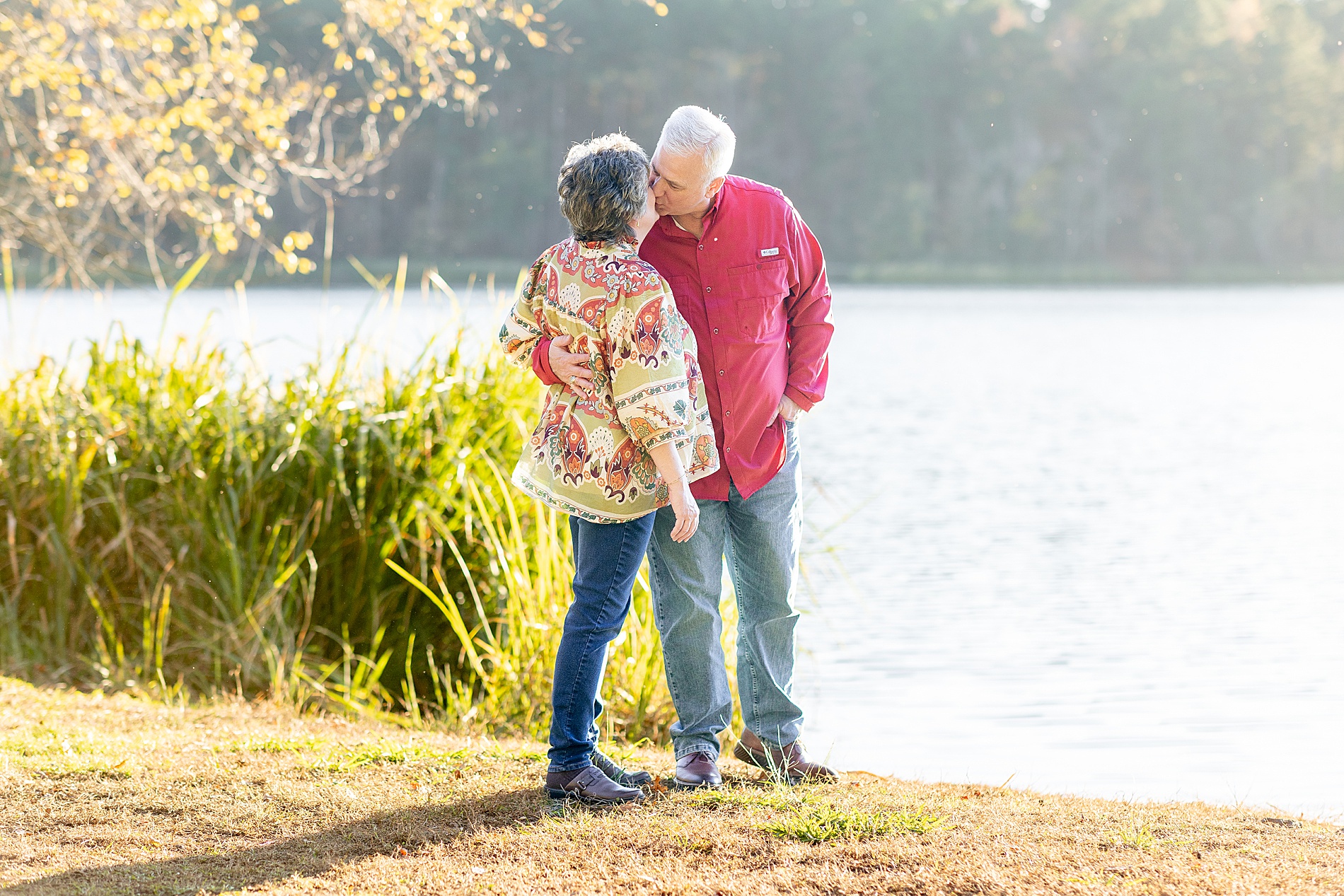 couple kiss by the water