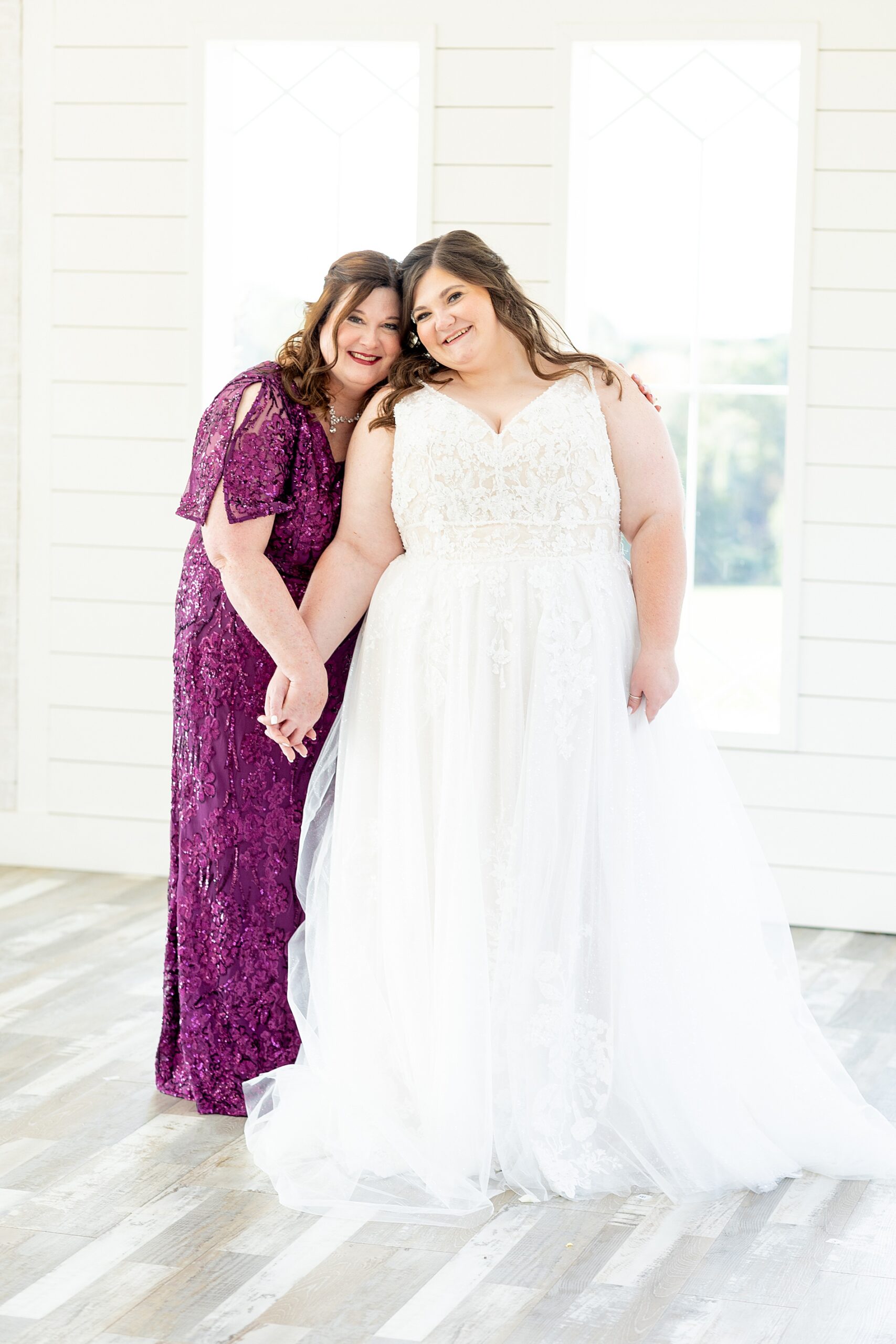 mother daughter photos on wedding day