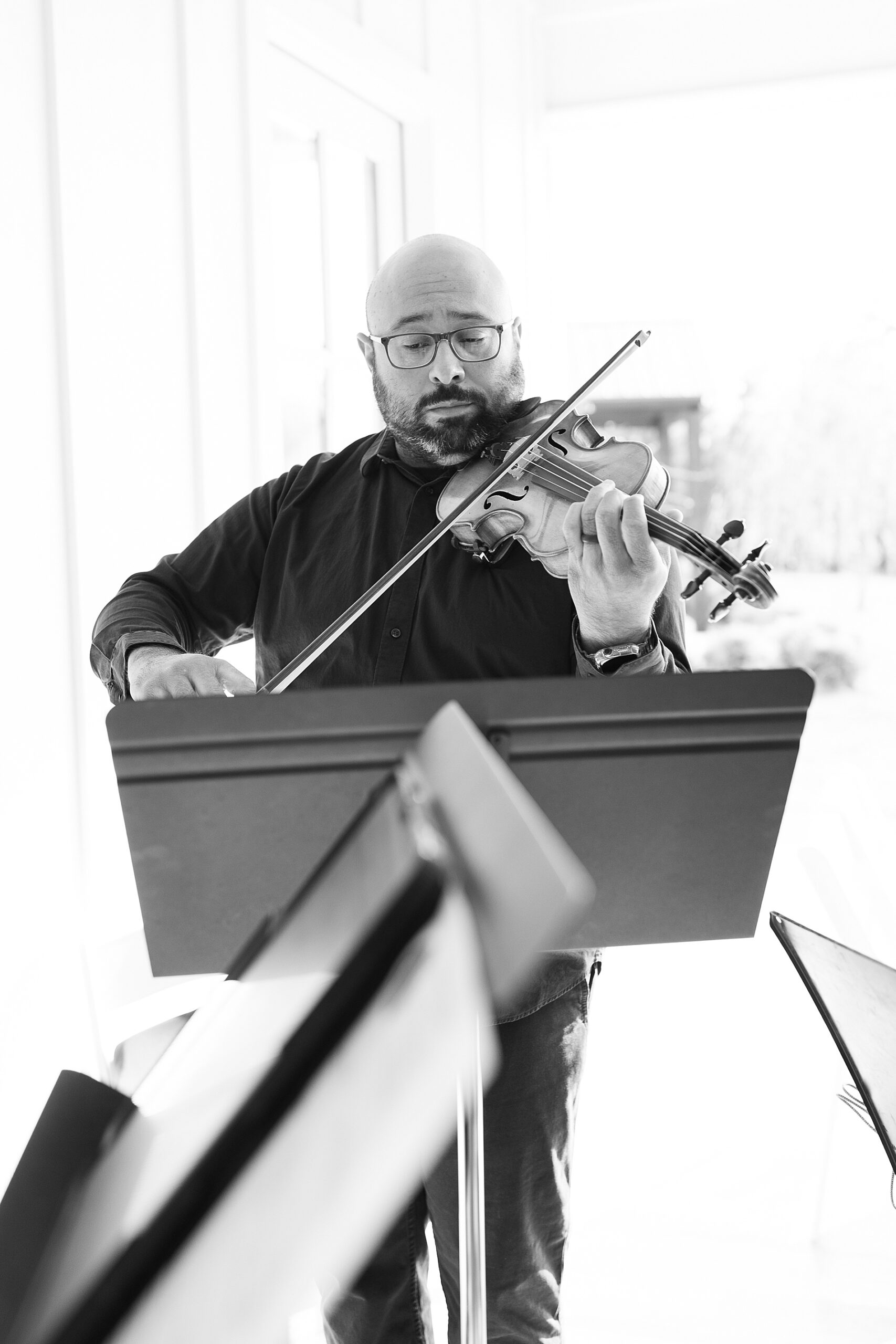 person playing violin at Classic East Texas Wedding