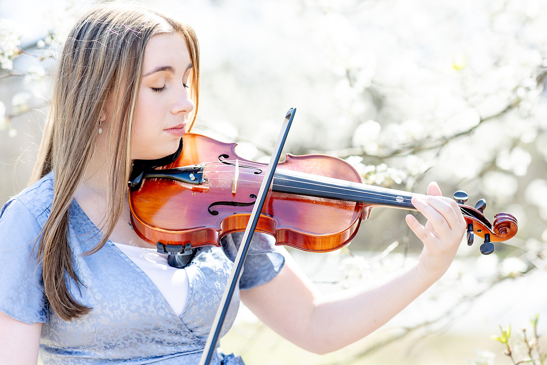 girl playing the violin during senior portraits