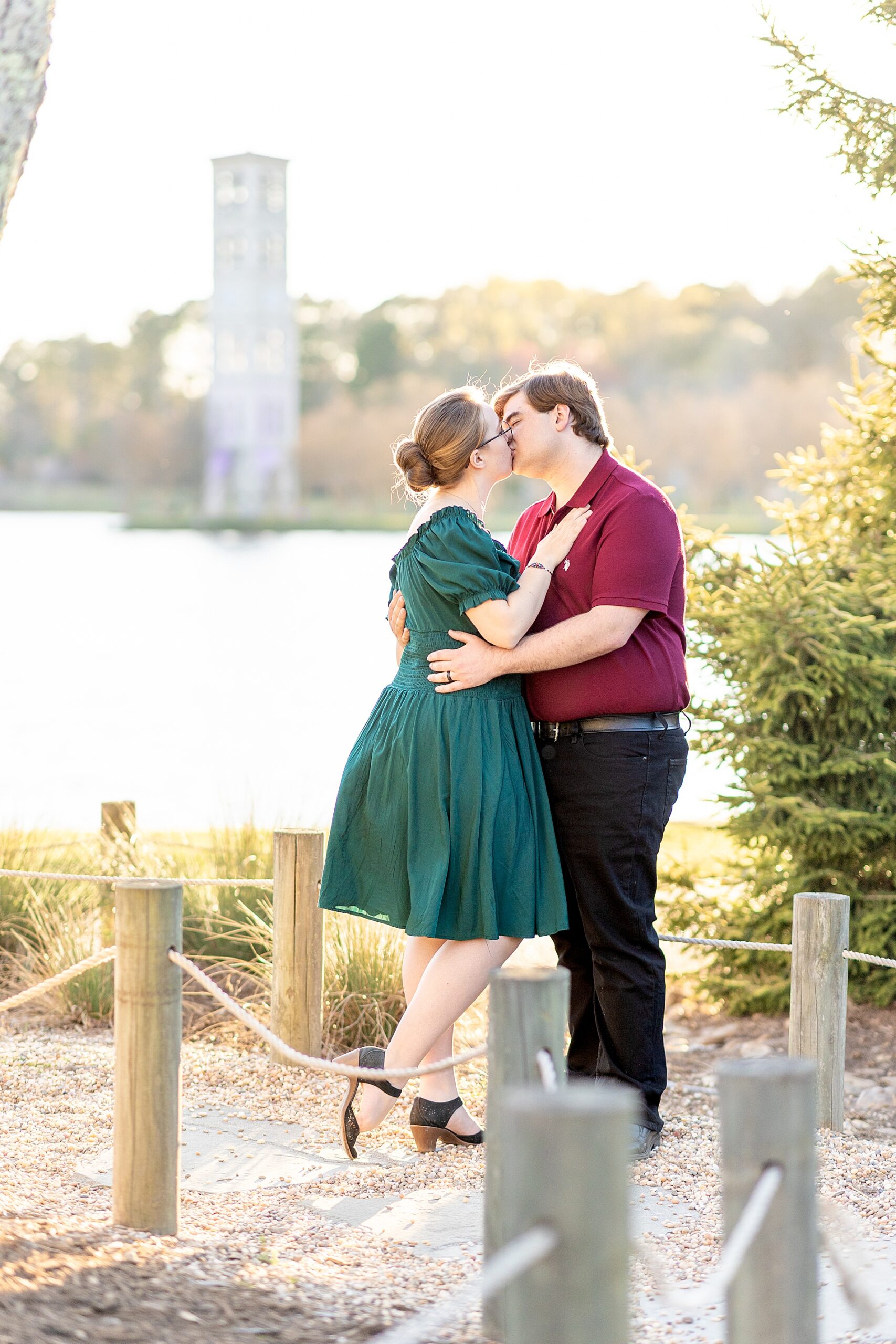 couple kiss by the water