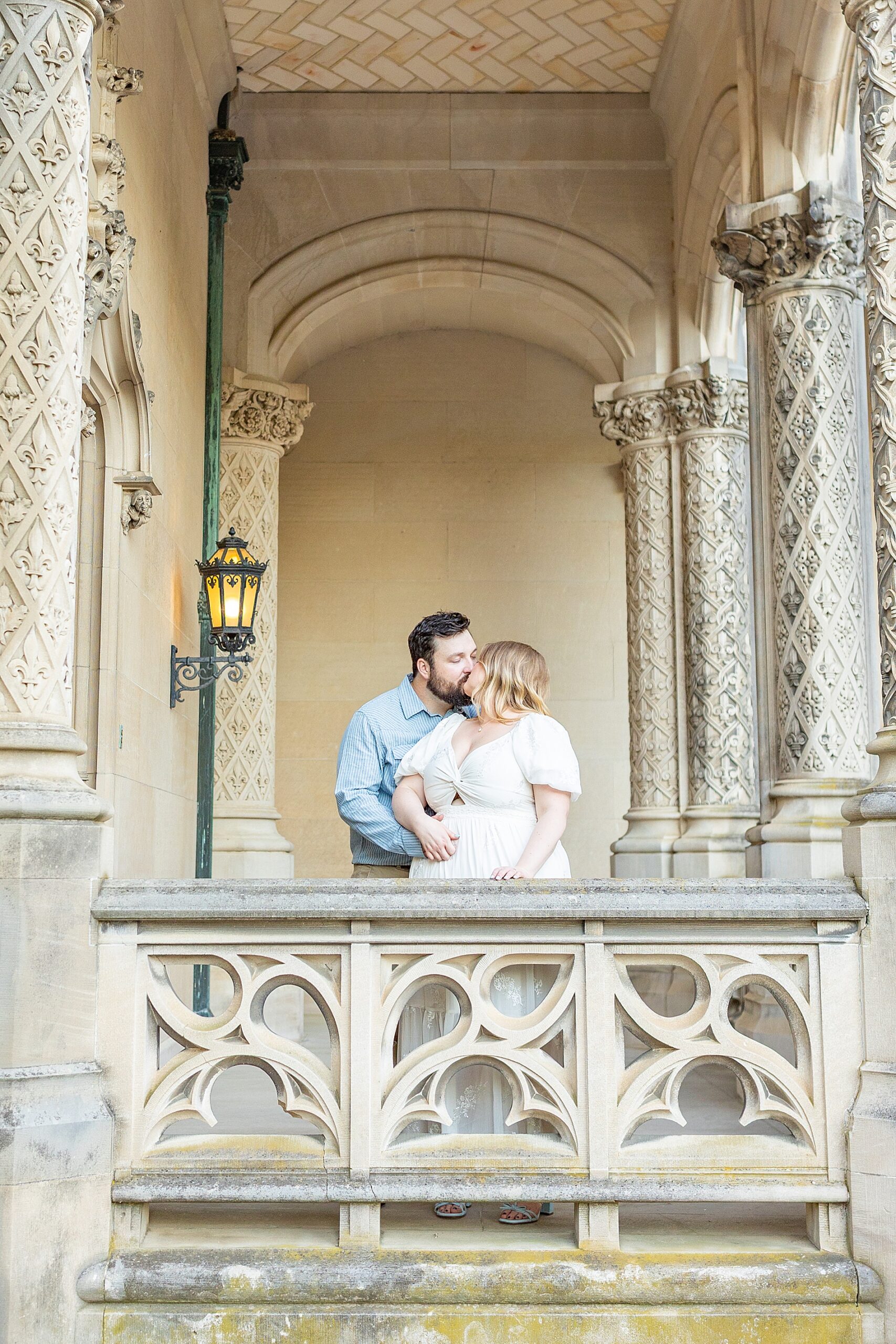 couple kiss on a balcony