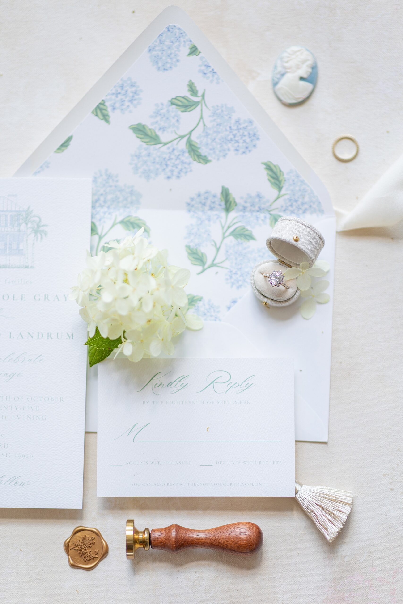 wedding invitations with custom envelope liner 