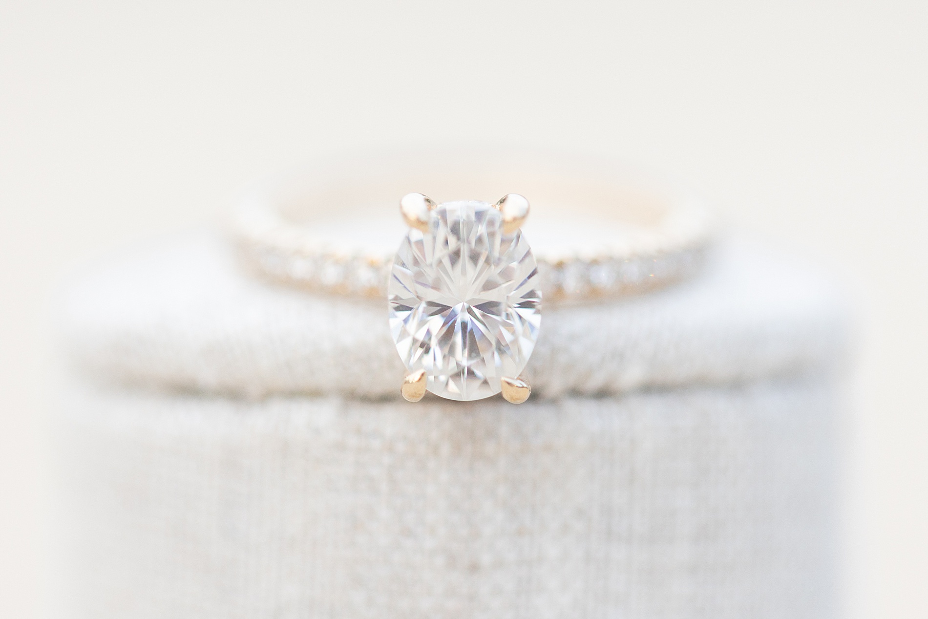 round diamond engagement ring