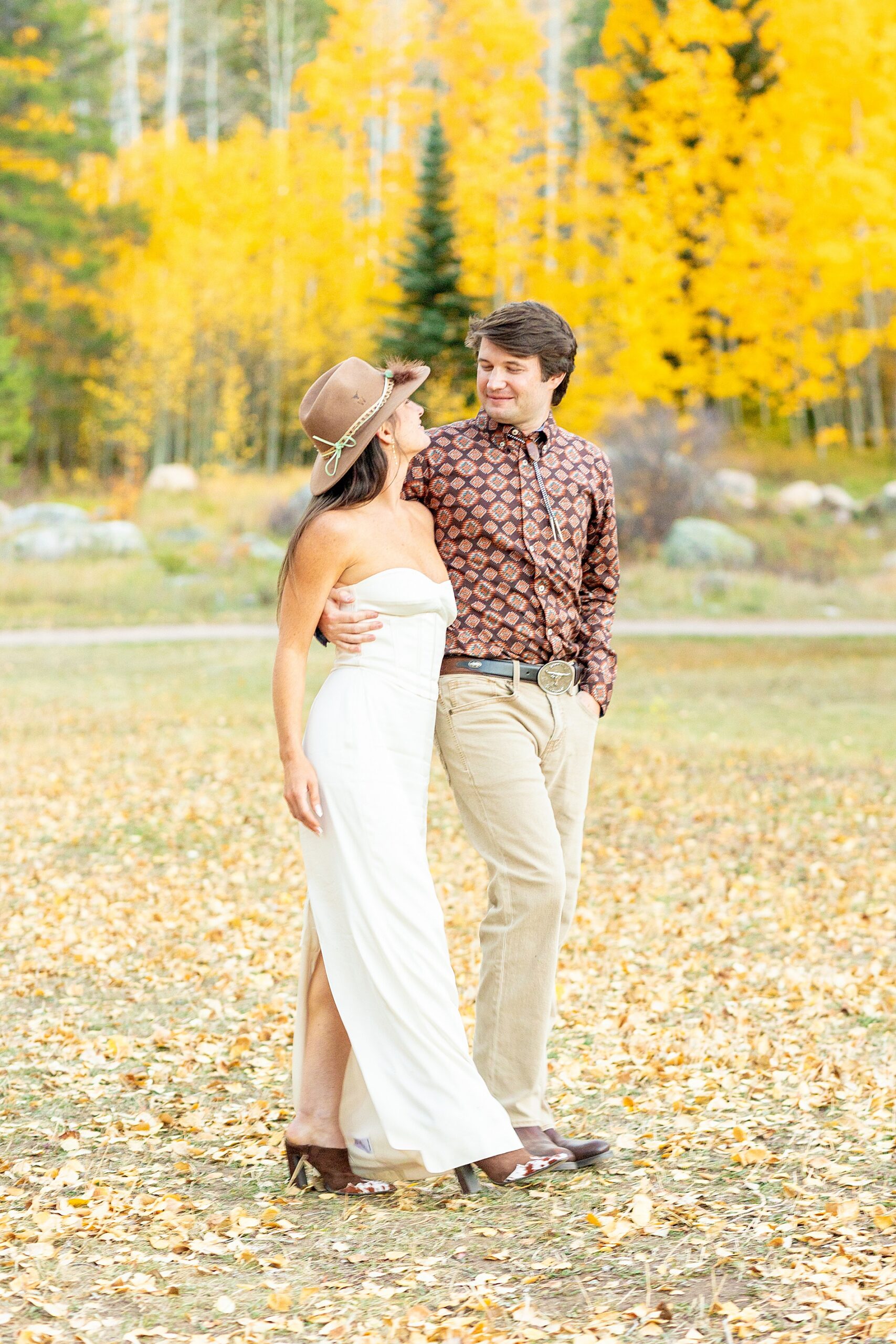 couple walk the grounds at Beyul Retreat