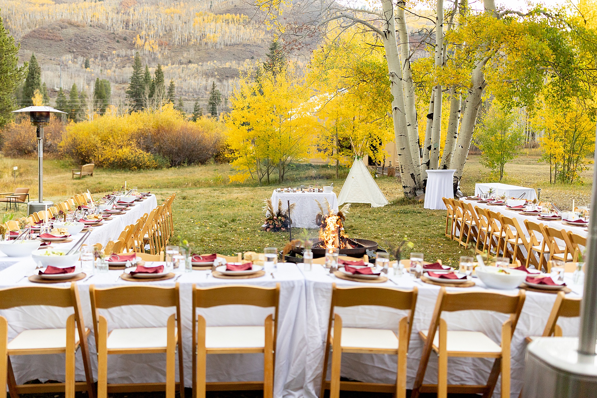 Colorado Wedding Photographer captures outdoor reception in Aspen