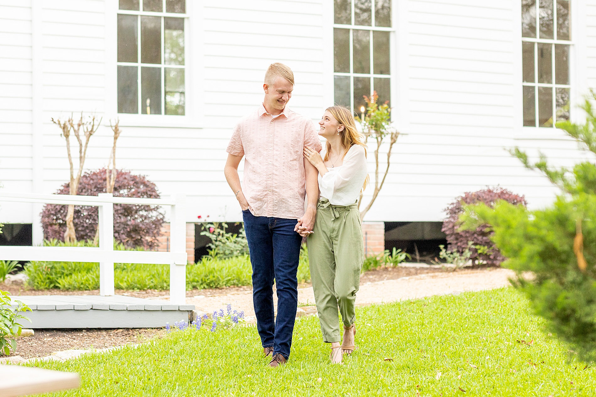 Houston Tx wedding photographer captures spring engagement session