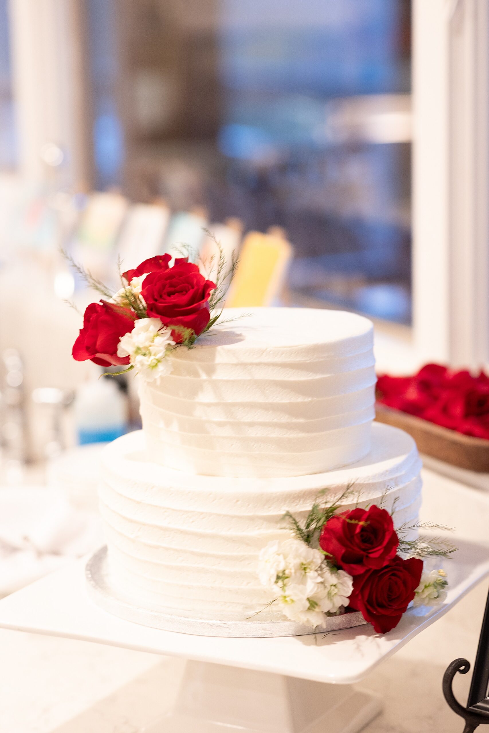 wedding cake with red roses 
